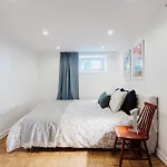 Spacious Near The Airport And Bus Station Apartament *