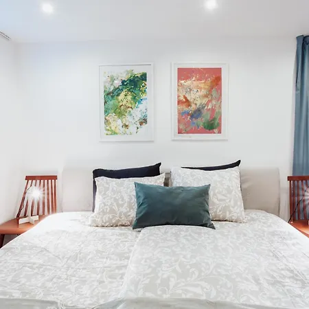 Spacious Near The Airport And Bus Station アパート