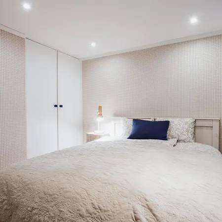 アパート Spacious Near The Airport And Bus Station *
